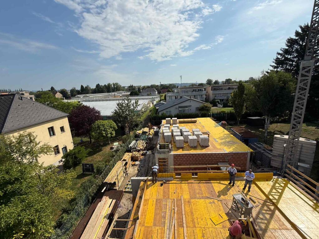 Baustelle Laubgasse 73 in Graz Puntigam – Luftaufnahme des Neubauprojekts mit 8 Eigentumswohnungen.