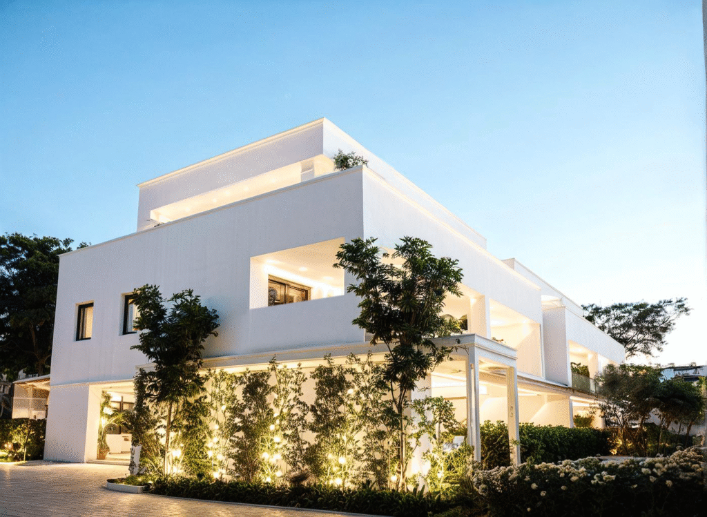 Gebäude von der Seite bei der Einfahrt zur Garage